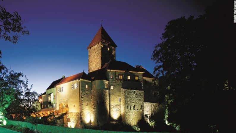 Burg Wernberg, Alemania — Este castillo data del siglo XII y se encuentra en lo alto de una colina, con vistas panorámicas al campo bávaro. Lleno de historia, el castillo fue convertido en el hotel Burg Wernberg en 1953. Desde entonces, los huéspedes han podido disfrutar del encanto gótico de la construcción, junto a la cocina, el atractivo más contemporáneo de este hotel, gran parte de la cual depende de productos regionales.