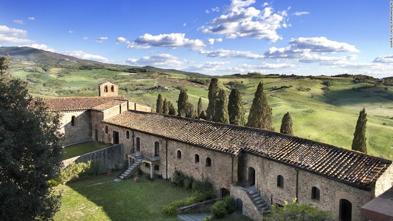 Castel Porrona, Toscana, Italia — En las profundas colinas de la Toscana, en un encantador pueblo que data del siglo XI y rodeado de viñedos, campos de girasol y olivos, se encuentra el Castel Porrona. Cada una de sus 25 habitaciones ofrece vistas impresionantes de la aldea, los terrenos del castillo y del extenso paisaje.