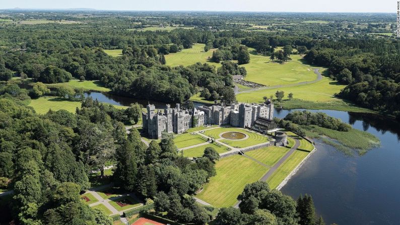 Ashford Castle, Irlanda — Este castillo se toma muy seriamente su trabajo, con torrecillas y murallas, armaduras y revestimientos de roble, candelabros Waterford y espejos dorados rococó. Sus primeras piedras datan del año 1228 con la familia Burgo y durante ocho siglos sus habitantes han contemplado las aguas azules del Lago Corrib, el segundo lago más grande de Irlanda. El castillo tiene 83 habitaciones, un spa y 140 hectáreas de parques arbolados.