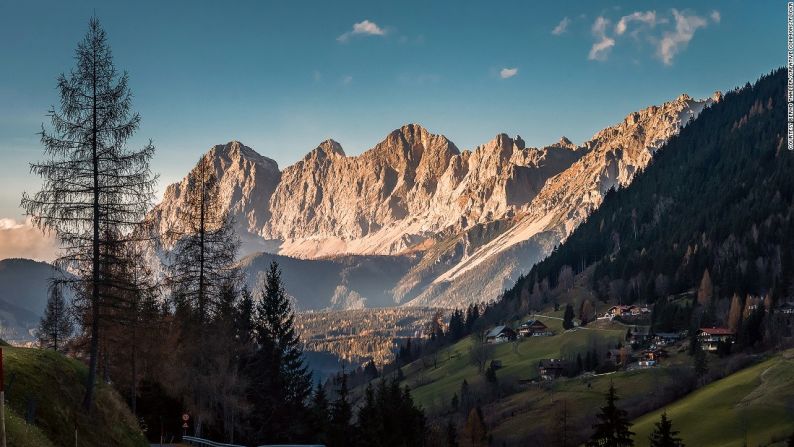 Castillo Hotel Thannegg — El Thannegg reposa en la mitad de los Alpes austriacos y tiene una visión de cuentos de hadas en medio de la nieve. Los techos datan del año 1150, la cava de vinos tiene unos 850 años de antigüedad y el hotel tiene su propio servicio gratuito de transporte de esquí. Es perfecto tanto para familias como para parejas.