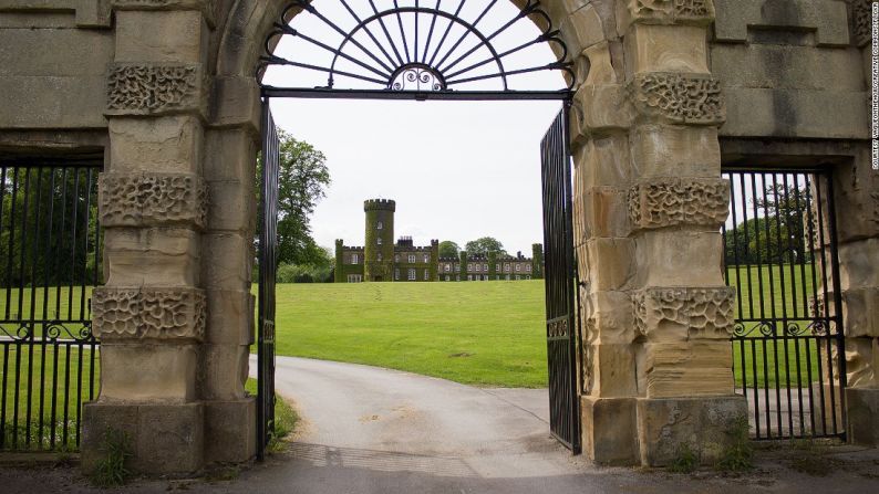 Swinton Park, Masham, Inglaterra — Swinton Park es el ancestral hogar de la familia Cunliffe Lister y ha sido transformada en un lujoso hotel castillo de 30 habitaciones. Es el tipo de lugar donde puedes esperar encontrarte con los personajes de la serie de televisión Jeeves y Wooster en el comedor.