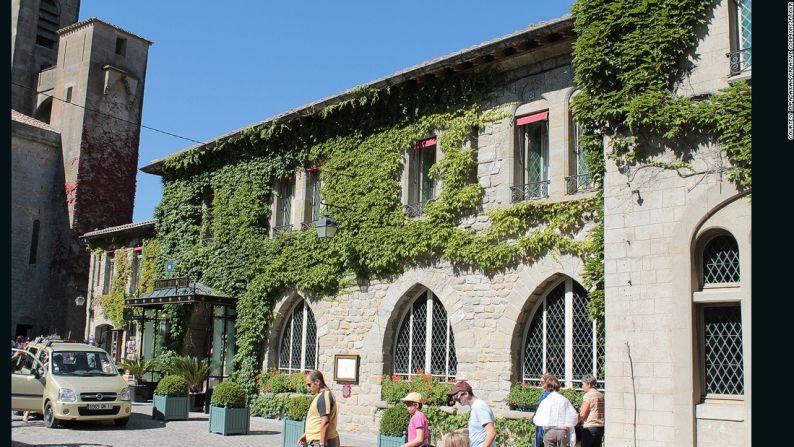 Hotel de la Cité, Carcasonne, Francia — Hay pocos lugares mejores para hospedarte mientras exploras la ciudad de cuentos de hada de Carcassonne que el Hotel de la Cité. Es el único hotel situado dentro del Patrimonio de la Humanidad de la UNESCO y cuando la multitud de turistas salen del lugar, tendrás el lugar casi que para ti solo.