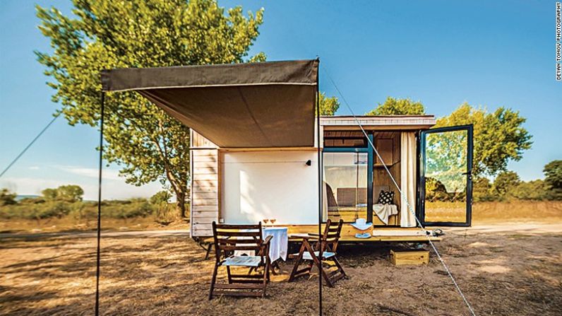 Puede parecer pequeña, pero esta casa rodante incluye cocina, baño, cuarto de depósito y cama doble plegable. Se llama Koleiba y fue diseñada por Hristina Hristova.