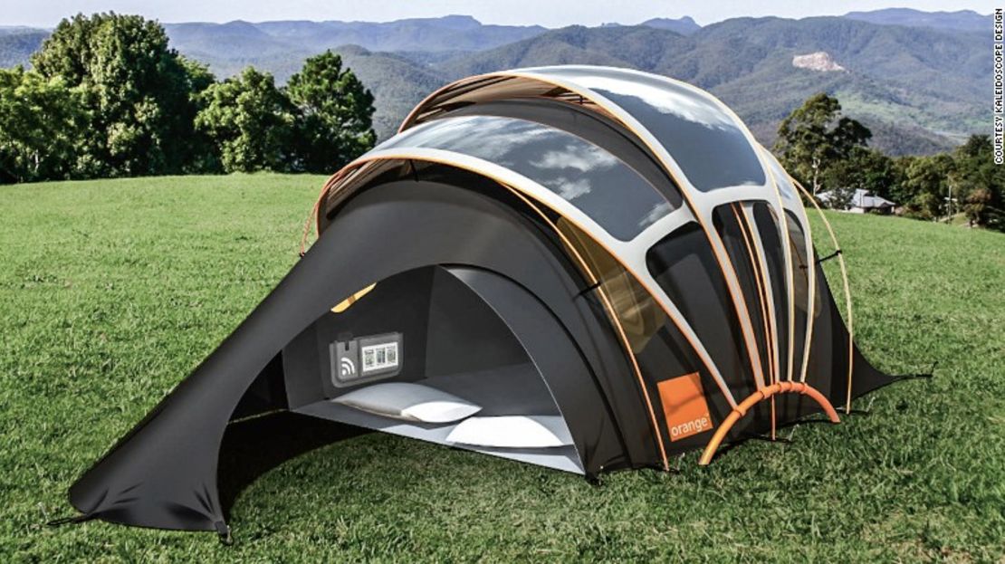 Esta carpa solar fue diseñada por Kaleidoscope & Orange. Es ideal para los amantes de los festivales de música. La energía recolectada sirve para cargar los dispositivos electrónicos, gracias a hilos fotovoltaicos que vienen en la carpa.