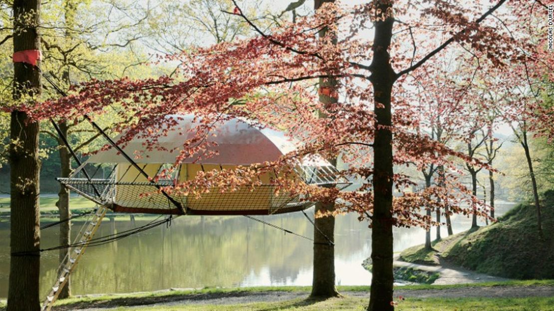 Esta casa en el árbol fue diseñada por un arborista, junto con un equipo de arquitectos. Tiene una terraza y en su interior caben hasta cuatro personas. Está hecha de acero, lona, madera y cuerdas.