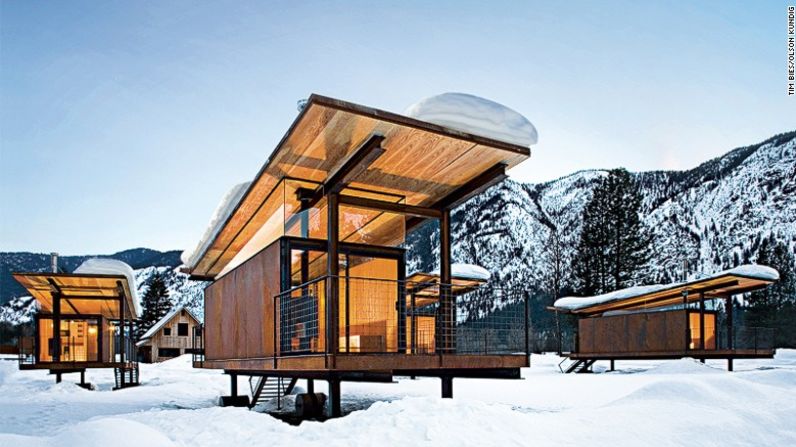 Estas seis cabañas rodantes, ubicadas en un valle inundable, fueron diseñadas como refugio de vacaciones y están sobre ruedas como forma de protección ante el agua. Para ver otras casas móviles ideales para viajeros, construidas gracias a la tendencia de la 'mobitecture' o arquitectura en movimiento, recorre la siguiente galería.