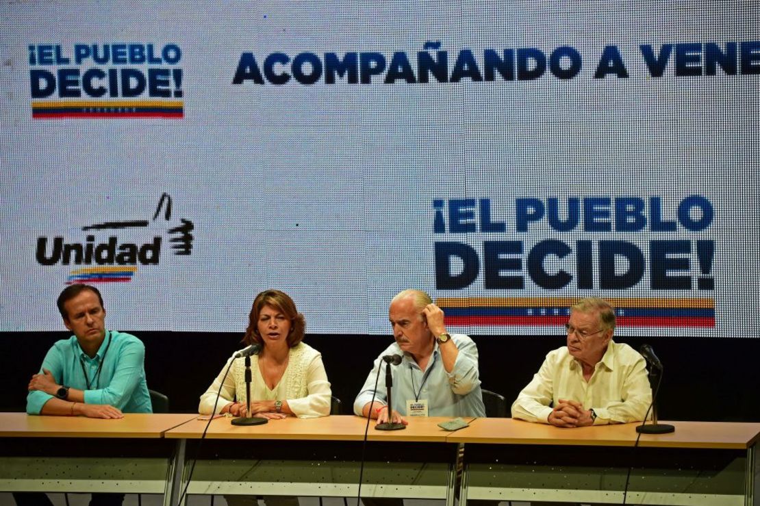 Los expresidentes latinoamericanos Jorge Quiroga de Bolivia, Laura Chinchilla de Costa Rica, Andrés Pastrana de Colombia y Miguel Angel Rodriguez de Costa Rica, observadores de la consulta popular organizada por la oposición venezolana, el 16 de julio en Venezuela.