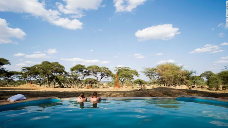 La piscina del Santuario Swala, en Tanzania, da sobre un pozo en un área aislada del Parque Nacional de Tarangire y ofrece vistas de elefantes y antílopes cudú, con un escenario de fondo increíble, cubierto de los tradicionales árboles baobab de África.