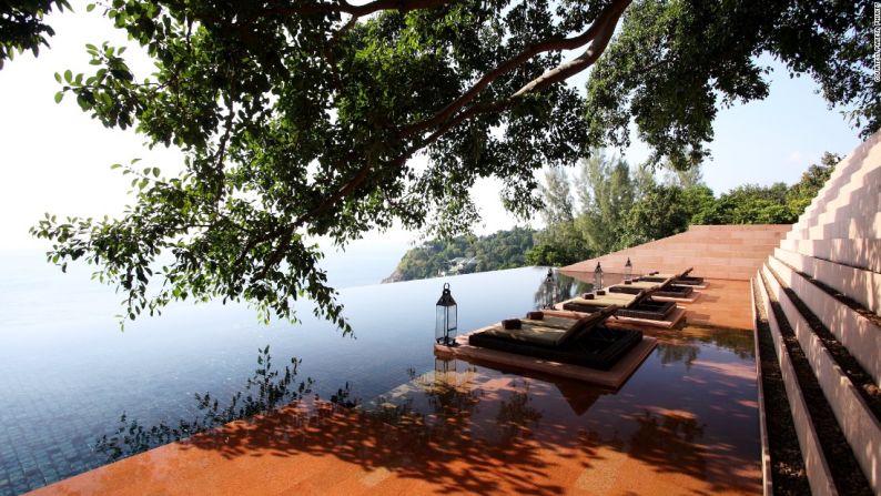 Paresa Phuket es una piscina infinita que da sobre el Mar de Andamán (Tailandia) y ofrece lo último para cenar al aire libre. Está interrumpida por diminutas islas privadas artificiales, que se pueden reservar para planes románticos.