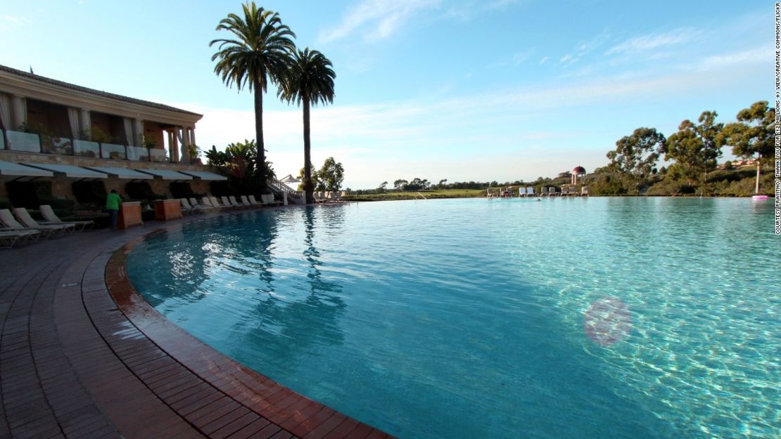 La piscina Coliseum en Pelican Hill (California, Estados Unidos).