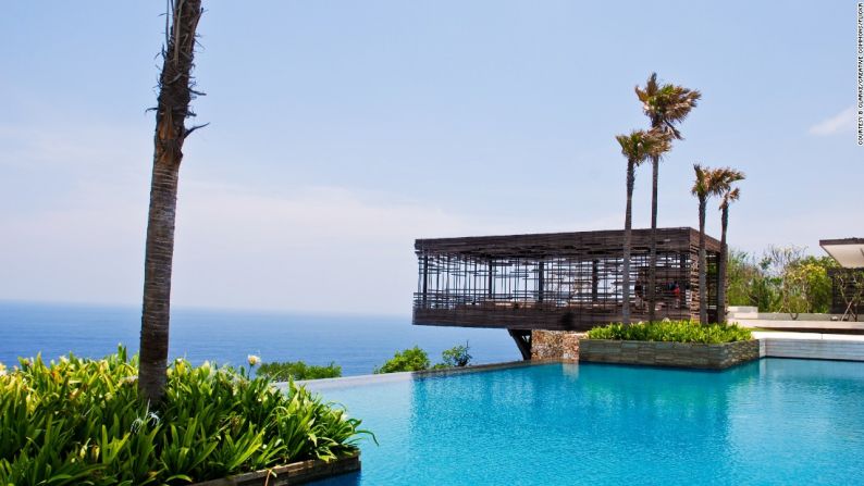 Alila Uluwatu es una espectacular piscina infinita en Bali (Indonesia), que está en la cima de un acantilado y parece flotar en el espacio. La caja atemorizante al final es en realidad un lugar amigable, diseñado para contemplar el horizonte.