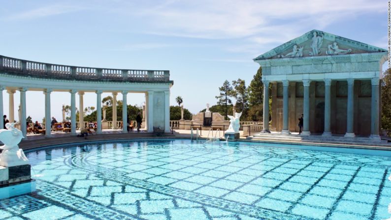 Esta es una de las dos piscinas de estilo romano del Castillo Hearst, en California (Estados Unidos). Fueron construidas por el magnate de los periódicos que inspiró la película 'Ciudadano Kane', William Randolph Hearst. Charlie Chaplin, Clark Gable y otras figuras legendarias disfrutaron de esta piscina, que hoy es un atractivo central de los recorridos que se hacen en la propiedad, aunque ya no está permitido nadar en ella. Recorre la siguiente galería para conocer otras 9 de las piscinas más espectaculares del mundo. No importa si quieres hacerlo en un ambiente tropical, como en Bali, o en una piscina chapada en oro en los Himalayas, allá afuera hay piscinas que se han ganado el derecho de ser un destino turístico en sí mismo.