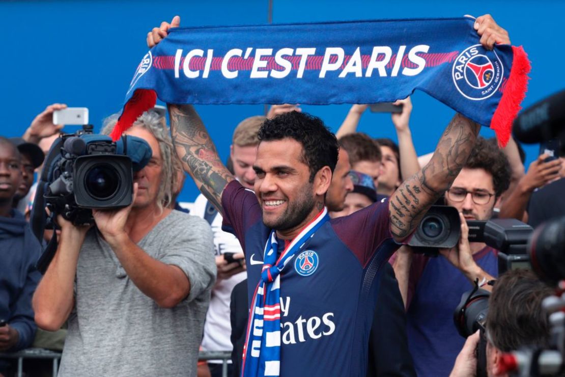 Dani Alves al ser presentado en el Paris Saint Germain's (PSG).