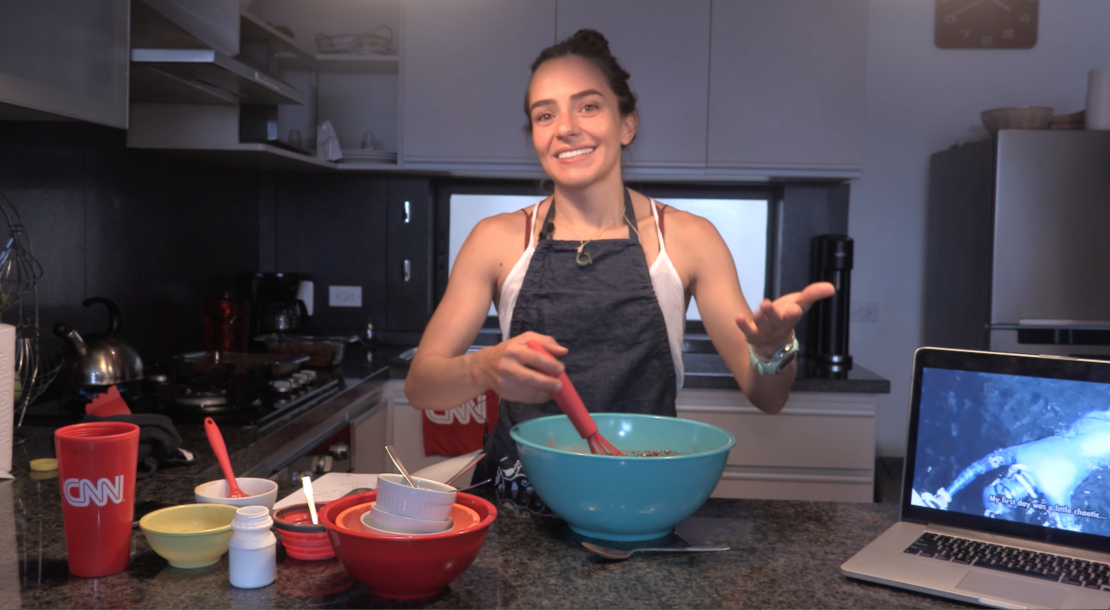 Sofía Gómez Uribe preparó un pastel vegano para CNN en Español.