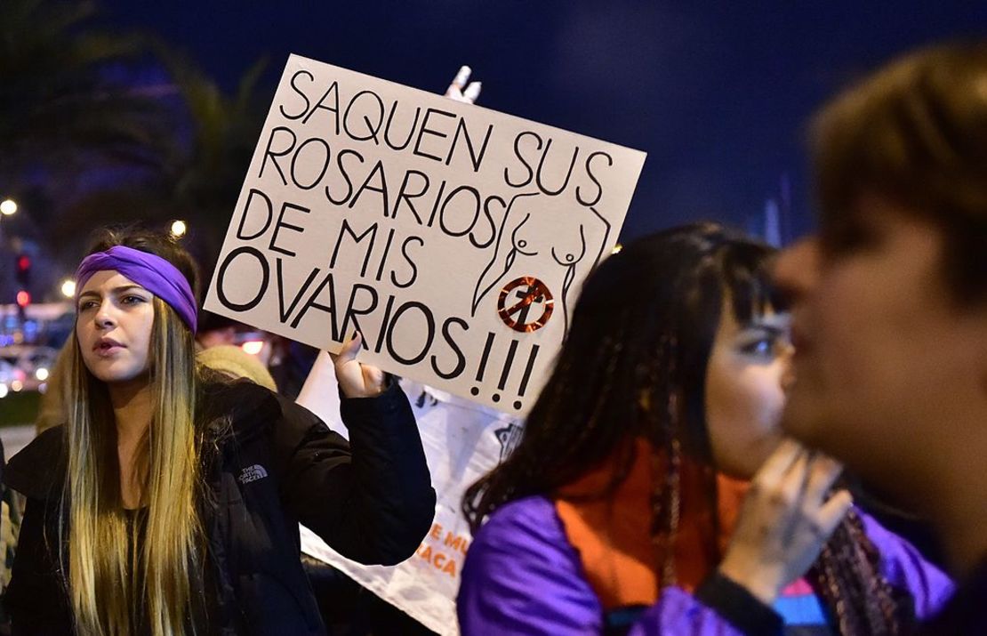 Activistas marchan durante una manifestación en favor del aborto en Santiago en el 2014.