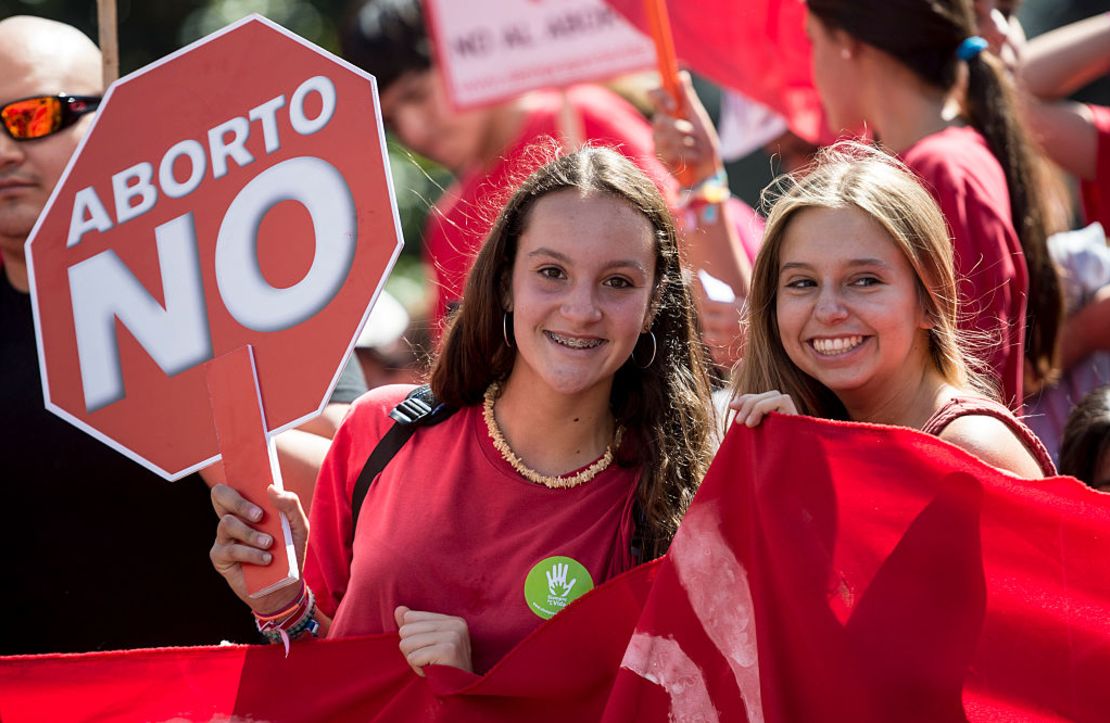 Un grupo de personas participa en una marcha en contra del aborto en la capital chilena en el 2016. Activists take part in a protest against abortion in front of La Moneda presidential Palace in Santiago on March 21, 2016.