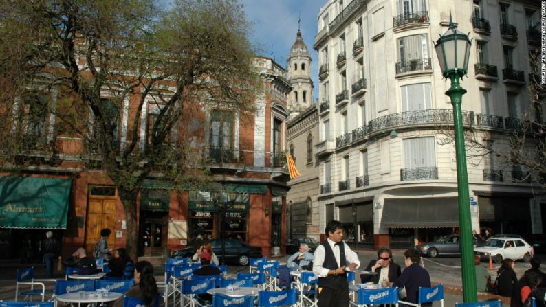 Buenos Aires ha sabido cómo cautivar a sus visitantes, en parte gracias a su gran cultura gastronómica y su maravillosa cocina. Ubicado en la esquina de la Plaza Dorrego, en pleno corazón de San Telmo, el tradicional Café Dorrego está lleno de personajes degustando expresos. Como ellos, podrás probar una tradición muy argentina: café con medialunas (o croissants). Es el mejor lugar para ver a la gente pasar los domingos cuando la cuadra se llena de vida con el ajetreo de 200 puestos de antigüedades.