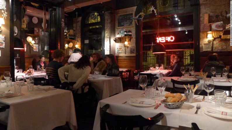 La Cabrera — Este restaurante es muy conocido por tener un “bistec tan tierno que puedes cortarlo con una cuchara”. Pero allí, incluso con una reserva, tendrás que esperar en fila antes de acceder a una mesa. Una vez adentro, los meseros con relucientes camisas blancas y boinas te llevan a la mesa enormes porciones de carne a la parrilla en tablas de madera. Si quieres tener una experiencia argentina por excelencia, nada mejor que el bifé de chorizo acompañado por una botella de Malbec… y si te queda espacio, pide un volcán de chocolate de postre.