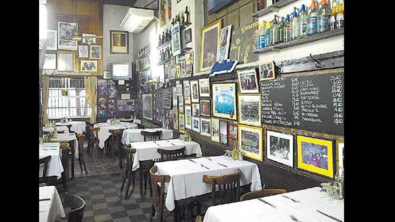 El Obrero — Este restaurante ofrece un trato justo: un bodegón argentino tradicional que exhibe los ingredientes locales tradicionales y platos deliciosos. Y fíjate en la decoración: fotos de visitantes famosos de antes y de ahora (como Bono de U2 y Francis Ford Coppola, solo por nombrar dos) adoran sus paredes. ¿Qué es lo llamativo de aquí? La carne —muy barata y siempre riquísima) y el ambiente.