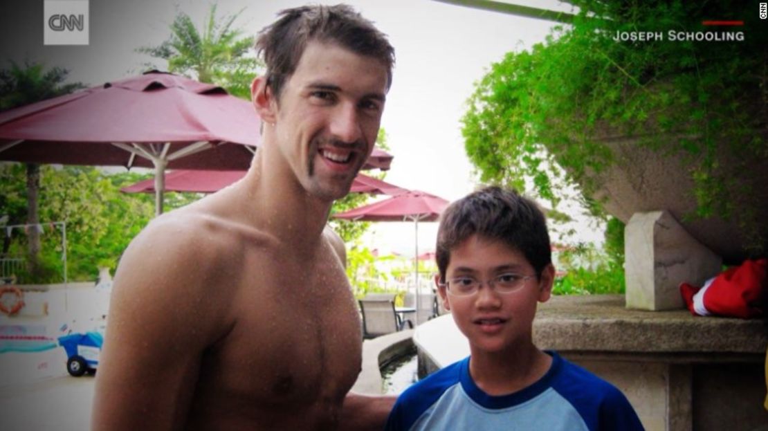 La foto de un joven Joseph Schooling junto a su ídolo en Singapur fue viral durante los Juegos Olímpicos.