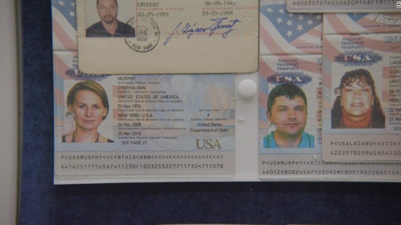 Los Guryev, así como los otros espías capturados, tenían varios documentos oficiales como estos pasaportes que respaldaban sus falsas identidades, explicó el FBI.