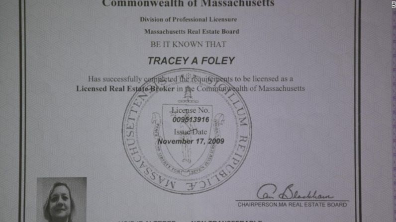 Foley además tenía esta licencia de corredora de bienes raíces en Massachusetts, una foto que el FBI le proporcionó a CNN. La agencia indicó que Heathfield y Foley crearon sus identidades falsas usando certificados de nacimiento de bebés fallecidos y haciéndose pasar como esas personas para construir una existencia alrededor de los documentos.