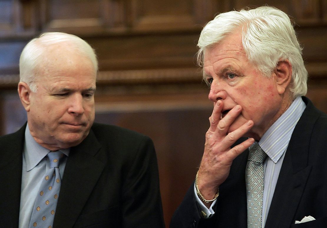 John McCain y su amigo, el senador demócrata Edward 'Ted' Kennedy.