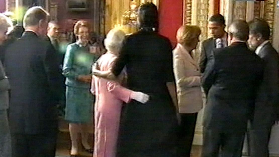 La primera dama de Estados Unidos Michelle Obama (derecha) abrazando a la reina Isabel II (izquierda) durante su visita a Gran Bretaña en 2009.