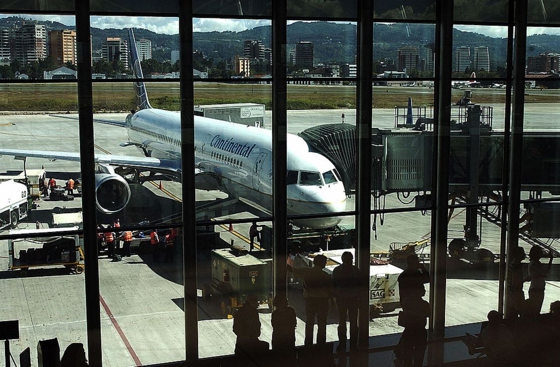 Pasajeros esperan abordar un avión de Continental en el aeropuerto de La Aurora en Ciudad de Guatemala.