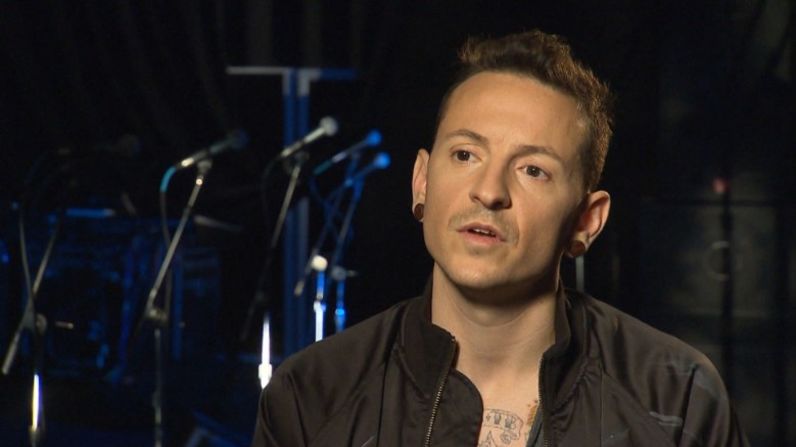 Chester Bennington, el cantante principal de la banda Linkin Park, murió el pasado 20 de julio, a causa de lo que parece ser un suicidio. El artista tenía 41 años y dejó a seis hijos.