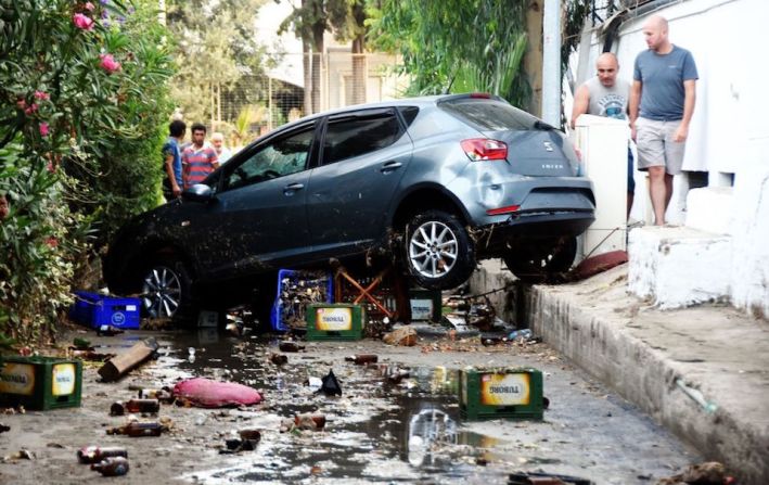 Un terremoto de 6,7 grados se registró tan sólo 16,2 kilómetros al noreste de Kos, en el mar entre Grecia y Turquía. En la imagen un coche dañado por el sismo en la ciudad portuaria turca de Bodrum.