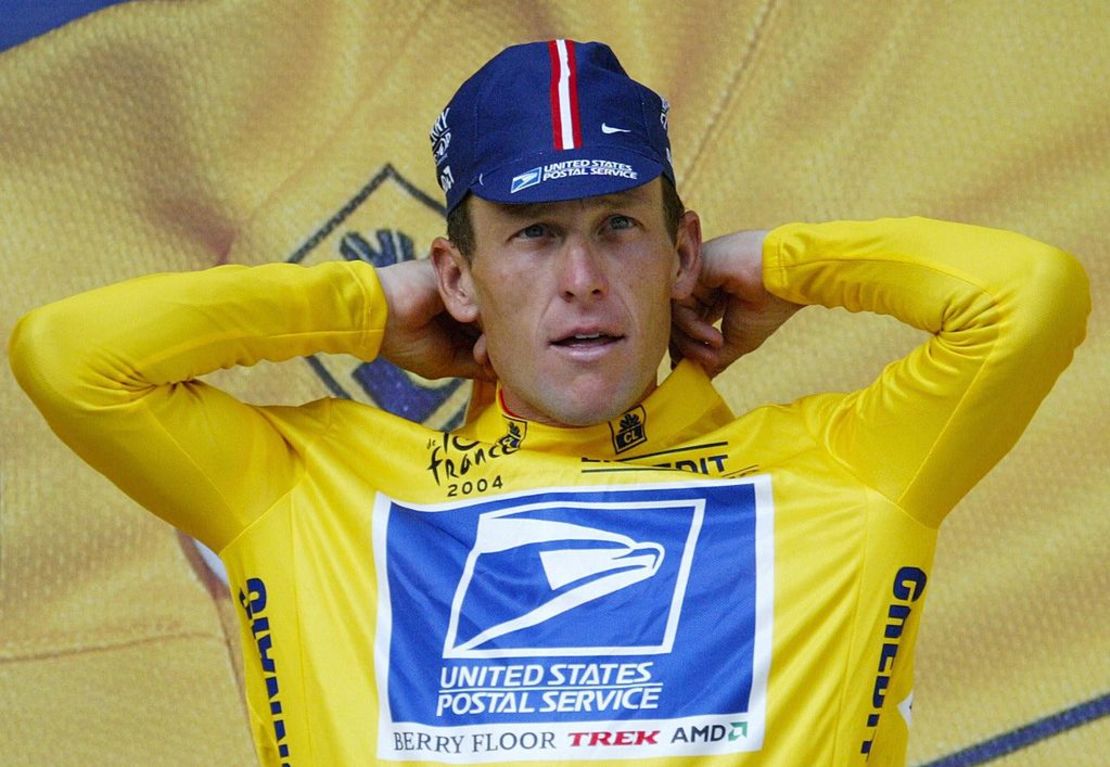 Lance Arsmtrong con el maillot amarillo del Tour.