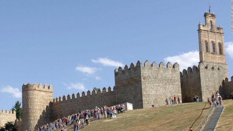 Estando bajo control de los árabes, la ciudad de Ávila (España) sufrió repetidos ataques de los reyes cristianos ibéricos, hasta que fue abandonada. En el siglo XI fue repoblada, bajo el gobierno del cristiano Raimundo de Borgoña, quien comenzó a construir sus murallas defensivas.