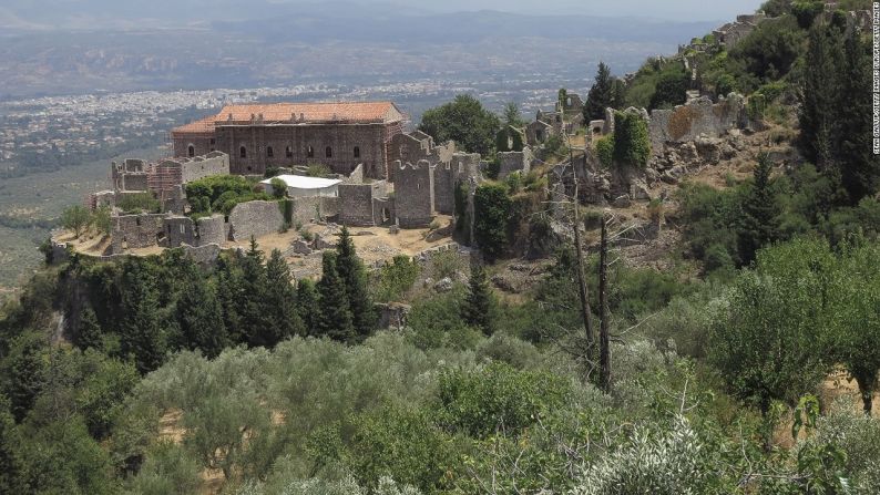 No todas las ciudades amuralladas siguen habitadas. En el Monte Taygetos, cerca de Esparta, en el Peloponeso, se encuentra el tesoro arqueológico de la ciudad abandonada de Mystras, en la que el último emperador bizantino, Constantino XI Paleológoo, fue coronado en 1449.