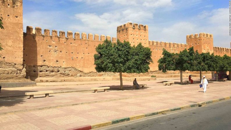 En 1528, Mohammed ash-Sheikh construyó las murallas de la ciudad de Tarudant, en Marruecos, la gran mezquita y su minarete. Las murallas tienen 6 kilómetros de largo.