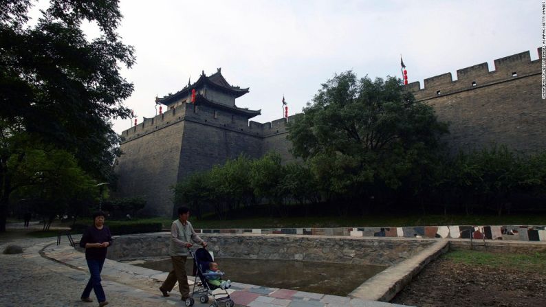 La primera muralla de Xi'an, en China, fue reconstruida en 1378 por el emperador Zhu Yuanzhang. Es una de las ciudades fortificadas mejor conservadas del mundo, con murallas de 12 metros de alto, entre 12 y 18 metros de grueso y 14 kilómetros de largo.