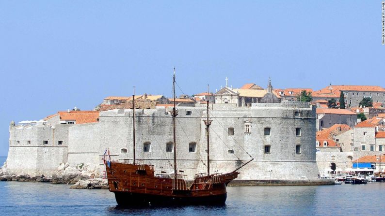 La mayoría de las murallas y fortificaciones que se mantienen alrededor del centro de la ciudad portuaria de Dubrovnik, sobre el Mar Adriático, en Croacia, fueron construidas en los siglos XIV y XV. Si te gusta la serie 'Juego de tronos' seguramente te resultará familiar este paisaje.