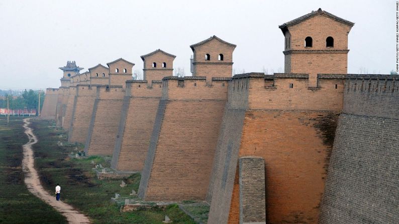 La construcción de las murallas de la ciudad de Pingyao, en China, comenzó bajo el emperador Hongwu, en 1370. Tienen 12 metros de alto, un perímetro de seis kilómetros, seis puertas, 72 torres de vigilancia y una fosa. Vale la pena visitar las tiendas y mercados en las calles medievales.