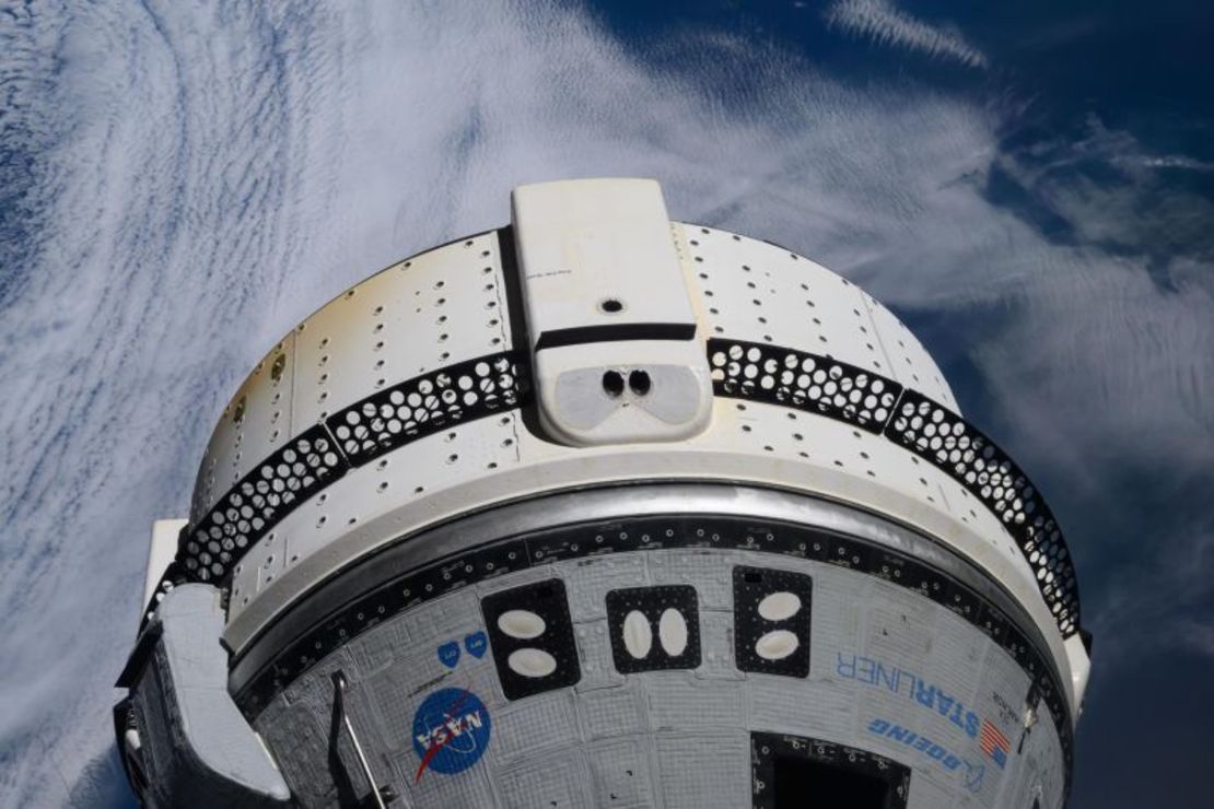 La nave espacial Starliner de Boeing se ve acoplada al puerto delantero del módulo Harmony de la Estación Espacial Internacional mientras el laboratorio en órbita se elevaba 424 km sobre el océano Atlántico el 15 de junio.