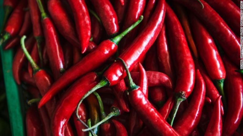 Añadirle chile rojo picante a un aperitivo disminuyó significativamente la cantidad total de calorías y carbohidratos ingeridos durante el almuerzo, según una investigación.