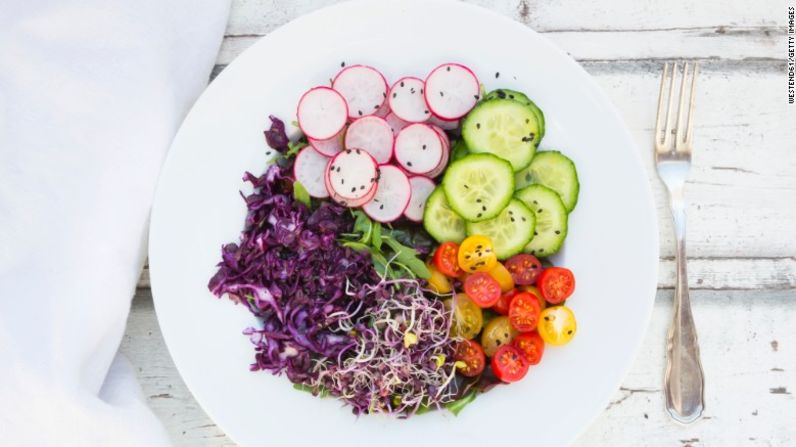 Las ensaladas generan la sensación de saciedad porque las verduras como la lechuga, los tomates y los pepinos tienen un alto contenido de agua