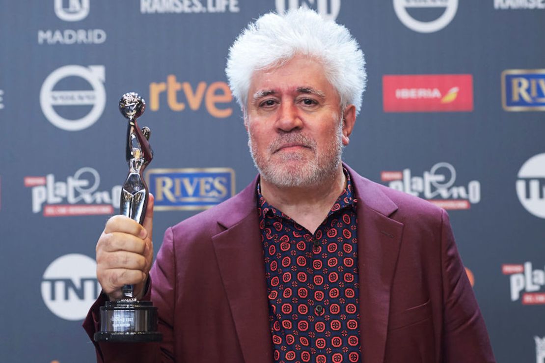 El director español Pedro Almodóvar con su premio.