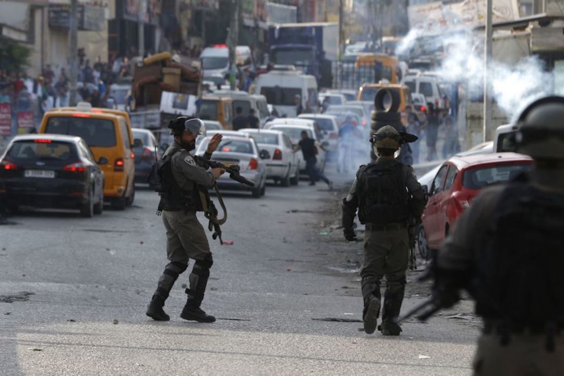 Fuerzas de seguridad israelíes se encaminan hacia manifestantes palestinos.