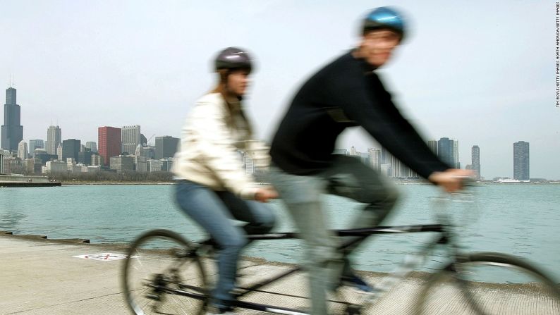 La mejor manera de explorar Chicago es en un bicicleta. Su clima inclemente la mitad del año y las grandes distancias que deben atravesarse para ir de un lugar a otro pueden no motivar mucho a los amantes de la bicicleta. Sin embargo, esta ciudad tiene 188 kilómetros de carriles exclusivos para bicicletas y más de 48 kilómetros de carriles compartidos. En total, la red de caminos para andar en bicicleta en Chicago es cercana a los 560 kilómetros.