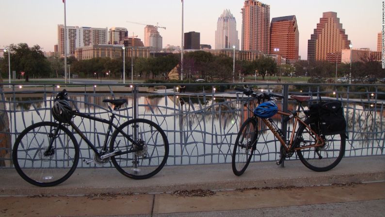 Austin (Texas) está cambiando su mentalidad y para enfocarse en las bicicletas. Ahora, cada vez que se construye una nueva calle, se piensa en un carril para bicicletas. Además, la ciudad ha reducido las vías para automóviles para darles más espacio a las ciclorutas.