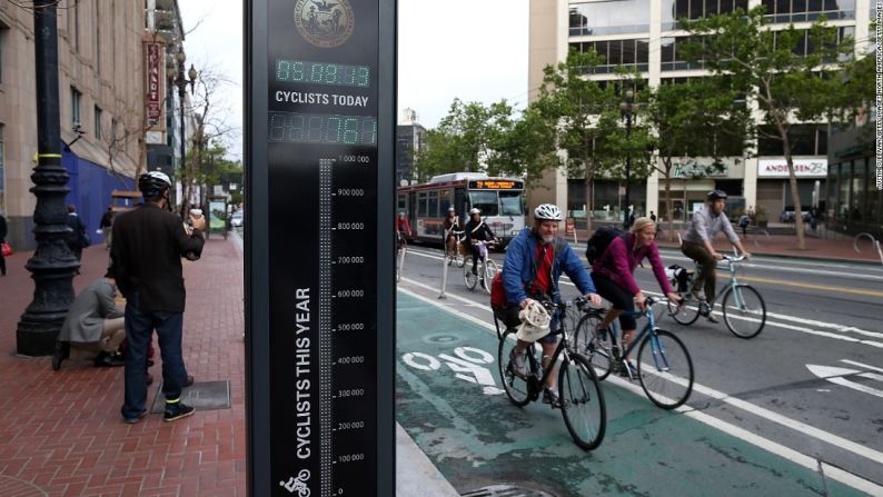 San Francisco se concentró en su política para promover la bicicleta desde 1973 y tiene el porcentaje más alto de usuarios de bicicletas de todas las ciudades de más de 500.000 habitantes en Estados Unidos. Su objetivo es que para el 2020, el 20% del total de desplazamientos que se hagan en la ciudad sean en bicicleta.