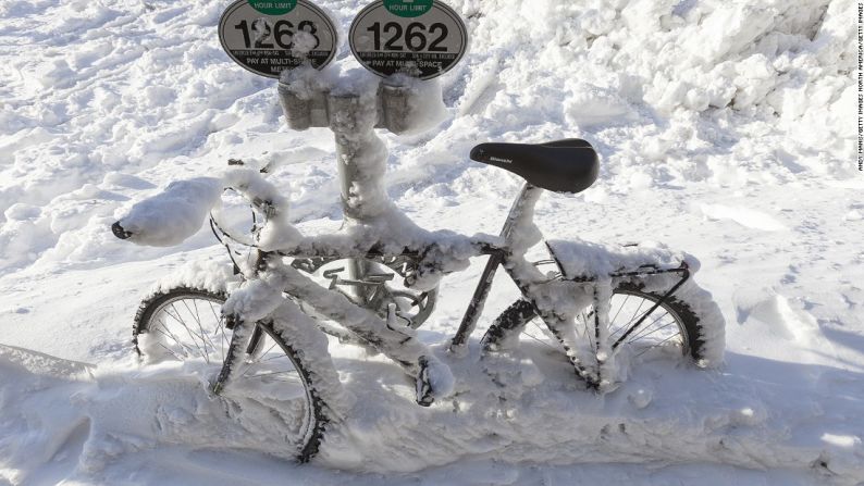 "Realmente no es tan divertido estar afuera cuando hay nieve y hielo en el suelo, pero aún así la gente sale en su bicicleta”, dice Ben Scherer, gerente de ventas de Machinery Row Bicycles en Madison (Wisconsin). “Y lo hace porque aquí la gente ama de manera genuina las bicicletas”.