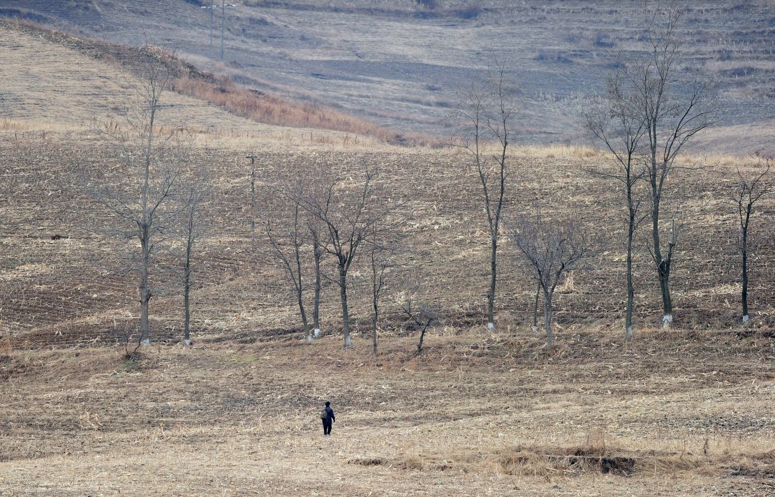 Panorama de un campo árido y seco en Corea del Norte en 2010.