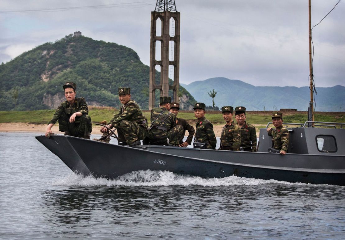 Soldados chinos vigilan el lado chino del río Yalu en la frontera con Corea del Norte.