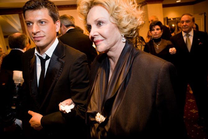 Barbara Sinatra, la esposa del difunto cantante Frank Sinatra, murió a sus 90 años, el pasado 25 de julio, por causas naturales. Estuvo rodeada de su familia hasta el último momento.